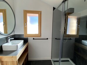 Hair dryer - Renovated Chalet for 12, 100m from Ski Slopes, 300m from Shops, Terrace, Parking, and WiFi Included (Crest-Voland)