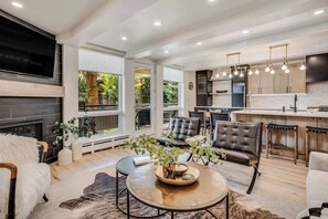 Smart-TV, Stereoanlage, Arbeitsbereiche