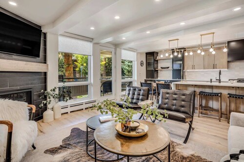 Stunning Aspen Core 2B, AC, Views, Patio, HotTub!