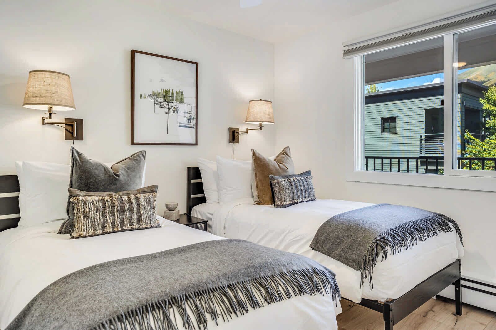 2 間睡房、房內夾萬、書桌、熨斗/熨衫板