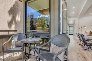 Outdoor dining - Stunning Aspen Core 2B, AC, Views, Patio, HotTub! (Aspen)