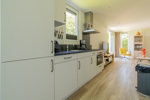 Kühlschrank, Mikrowelle, Herdplatte, Geschirrspüler