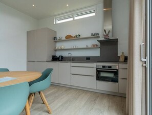 Kühlschrank, Mikrowelle, Herdplatte, Geschirrspüler