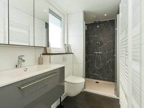 Bathroom - This modern 4-person chalet is located on a spacious plot on the edge of the park. Through the slidi (Burgh-Haamstede)