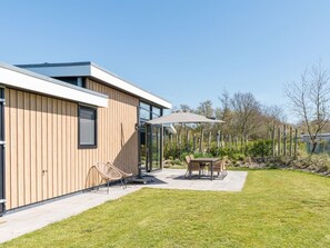 Outdoor dining - This modern 4-person chalet is located on a spacious plot on the edge of the park. Through the slidi (Burgh-Haamstede)