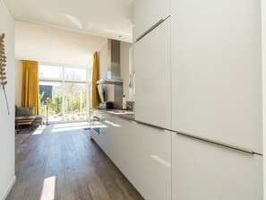 Refrigerador, microondas, placa de cocina, lavavajillas