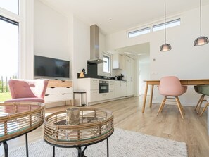 Interior - This attractive chalet is located on a spacious plot and is suitable for 4 people. The garden, laid (Burgh-Haamstede)