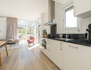 Fridge, microwave, stovetop, dishwasher - This attractive chalet is located on a spacious plot and is suitable for 4 people. The garden, laid (Burgh-Haamstede)