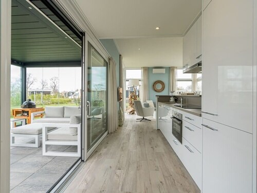 Ce chalet de style « bord de mer » offre tout le confort nécessaire : un salon chaleureux, une salle
