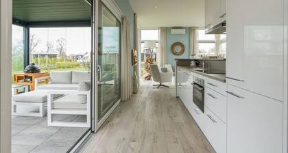 Ce chalet de style « bord de mer » offre tout le confort nécessaire : un salon chaleureux, une salle