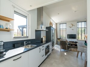 Kjøleskap, mikrobølgeovn, kokeplater og oppvaskmaskin