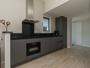 Réfrigérateur, micro-ondes, plaque de cuisson, lave-vaisselle