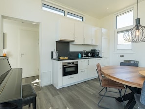 Fridge, microwave, stovetop, dishwasher - Real music lovers can indulge themselves here, as this chalet has a piano! From the living room you (Burgh-Haamstede)