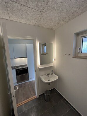 Dusj, hårføner, håndklær og såpe