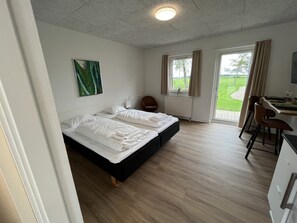 Desk, laptop workspace, free WiFi, bed sheets - Go Sleep Bredehus (Bredsten)