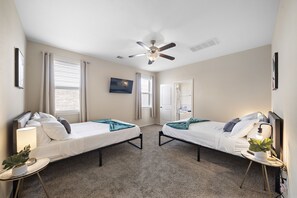 5 Schlafzimmer, Schreibtisch, Bügeleisen/Bügelbrett, kostenloses WLAN