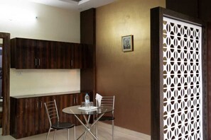 Habitació doble Deluxe | Sala d'estar | Televisor de pantalla plana 