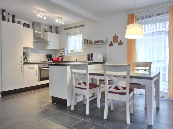 Køleskab, mikrobølgeovn, ovn, kogeplade