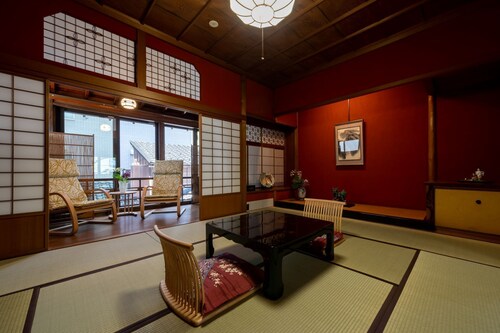 A townhouse where you can touch a real "sword"
We can show you a family sword.