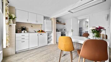 Kjøleskap, mikrobølgeovn, ovn og kokeplater