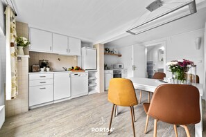 Fridge, microwave, oven, stovetop - Ferienwohnung Hausboot Unterdeck Büsum (Büsum)