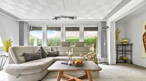 TV, fireplace - Ferienwohnung Hausboot Unterdeck Büsum (Büsum)