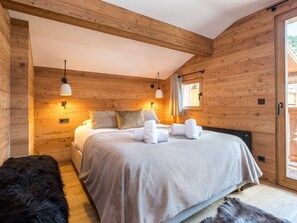 5 bedrooms, free WiFi, bed sheets