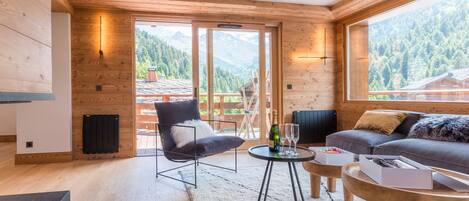 Televisión y chimenea