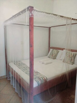 1 bedroom, iron/ironing board, WiFi, bed sheets - Gorgeous 1 bedroom ,10 minutes walk to the beach and 3 min drive to Nyali (mombasa kenya Bambri)