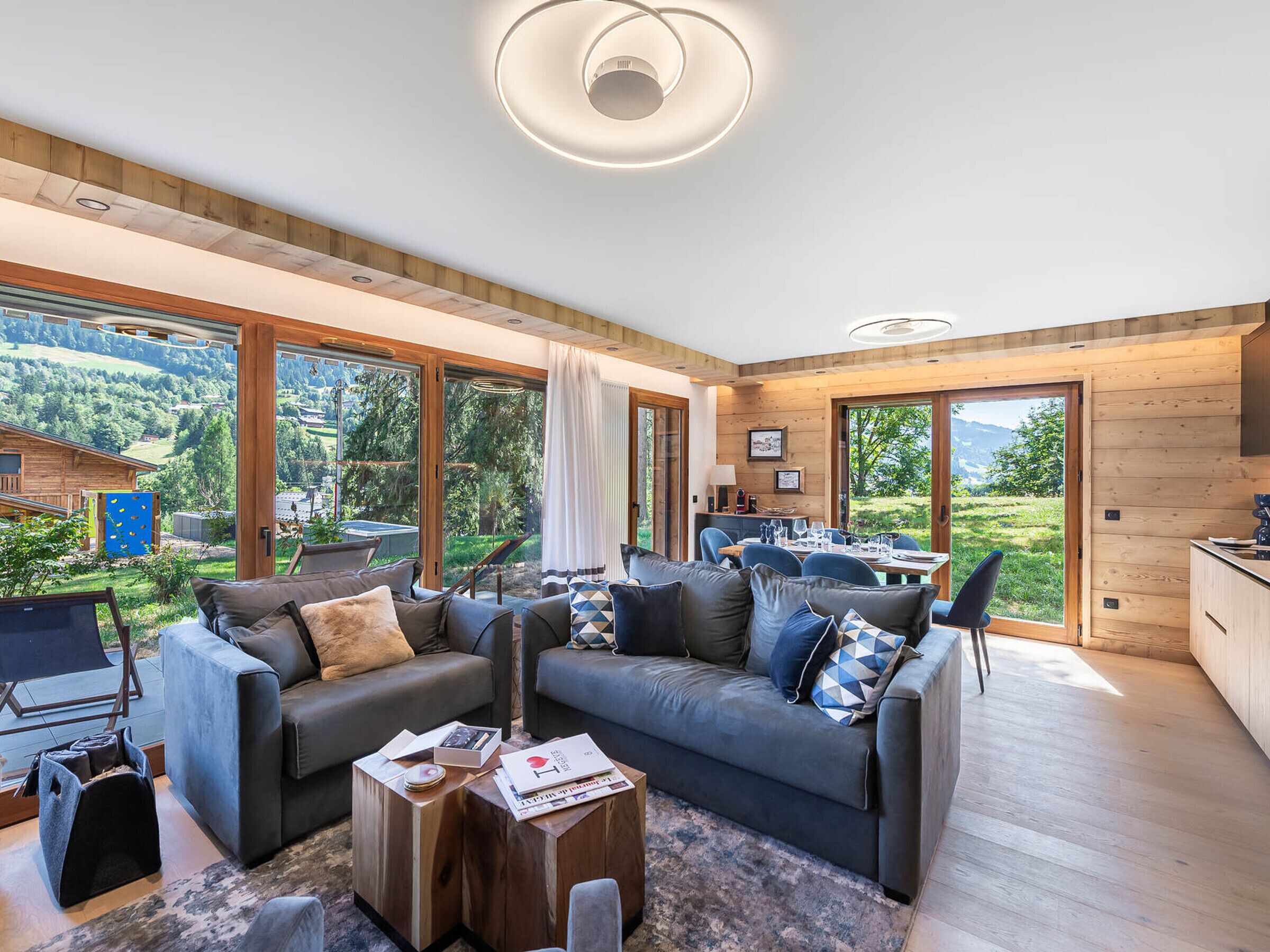 Televisie en een open haard