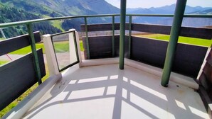 En balkon med udsigt til bjerge og en klar himmel.