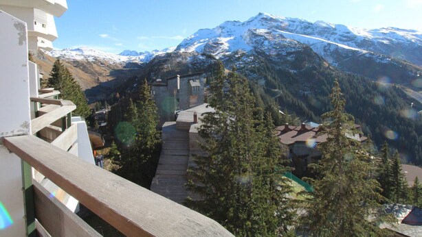 A mountain view with a wooden deck overlooking a village and snow-capped peaks. - Renovated triplex apartment Avoriaz, 6 pax, premium amenities (Avoriaz)