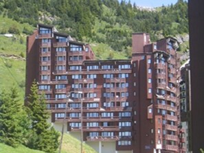 A multi-story hotel with a modern architectural design, featuring balconies and large windows. - Apartment 4 pers, ski-in, ski-out, balcony (Avoriaz)