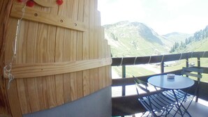 A wooden wall with a heart-shaped decoration and a view of a mountainous landscape. - Renovated Studio for 4, balcony, ski-in/ski-out (Avoriaz)