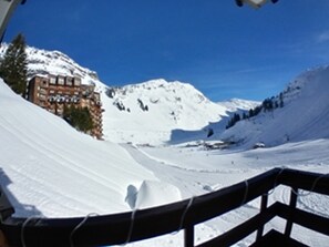 A snow-covered mountain landscape with a building in the background. - Renovated Studio for 4, balcony, ski-in/ski-out (Avoriaz)