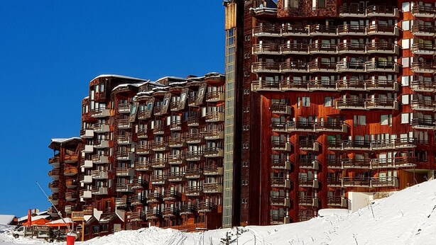 A multi-story hotel with balconies and a ski slope in the foreground. - Renovated Studio for 4, balcony, ski-in/ski-out (Avoriaz)