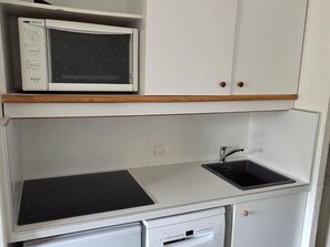 Coffee/tea maker, fridge, oven, dishwasher