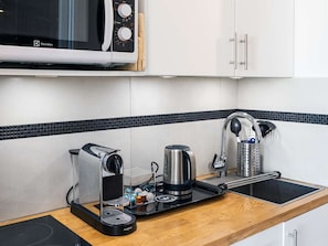 Réfrigérateur, micro-ondes, lave-vaisselle, cafetière/bouilloire