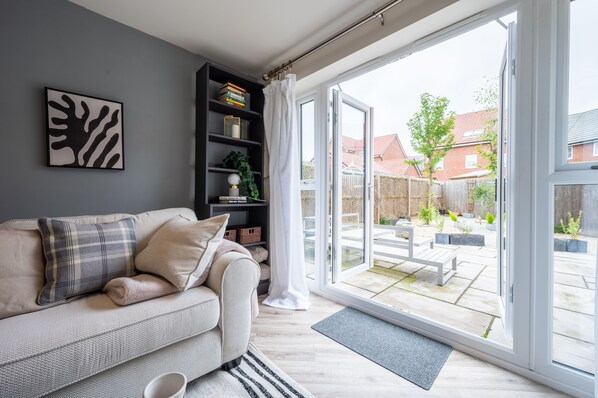 Flat-screen TV - Clover House by Tŷ SA (Coventry)