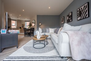 Flat-screen TV - Clover House by Tŷ SA (Coventry)