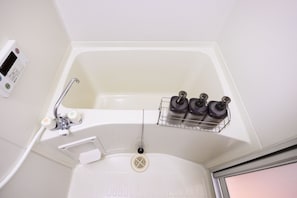 Sèche-cheveux, serviettes fournies, savon, shampoing