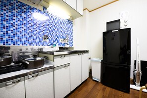 Kühlschrank, Mikrowelle, Herdplatte, Kochgeschirr/Geschirr/Besteck