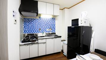 Fridge, microwave, stovetop, cookware/dishes/utensils