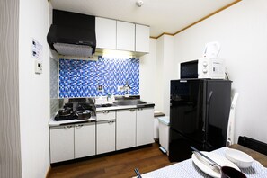Refrigerador, microondas, parrilla de estufa y utensilios de cocina 