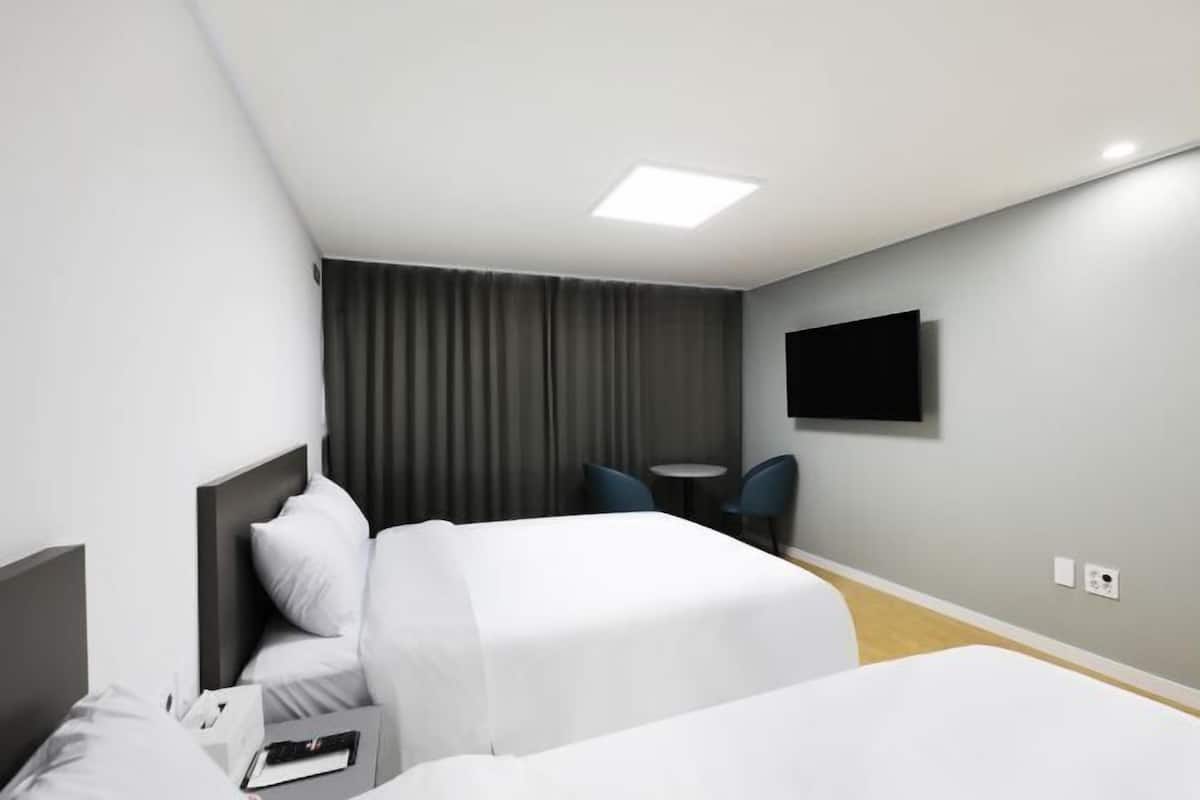 2 bedrooms, hypo-allergenic bedding, blackout drapes, soundproofing