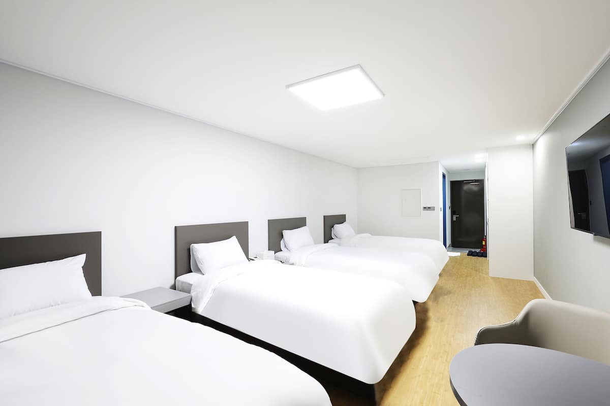 2 habitaciones, ropa de cama hipoalergénica y cortinas blackout