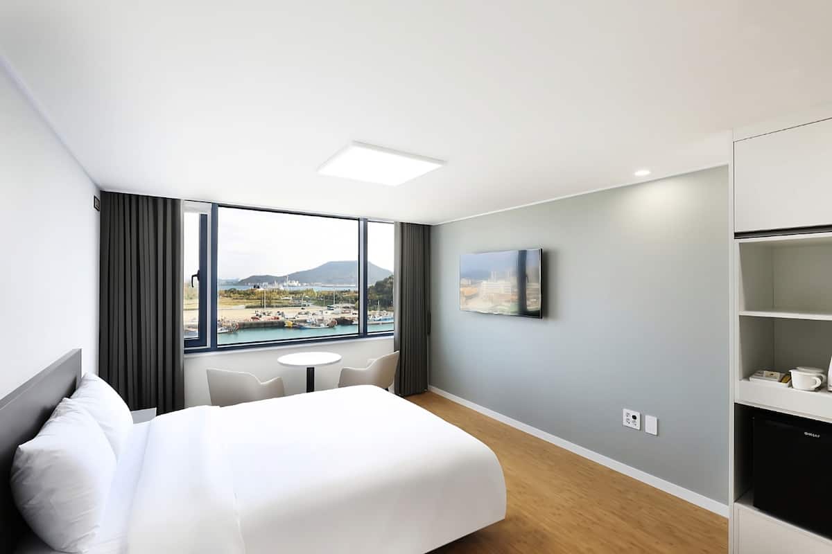 2 habitaciones, ropa de cama hipoalergénica y cortinas blackout