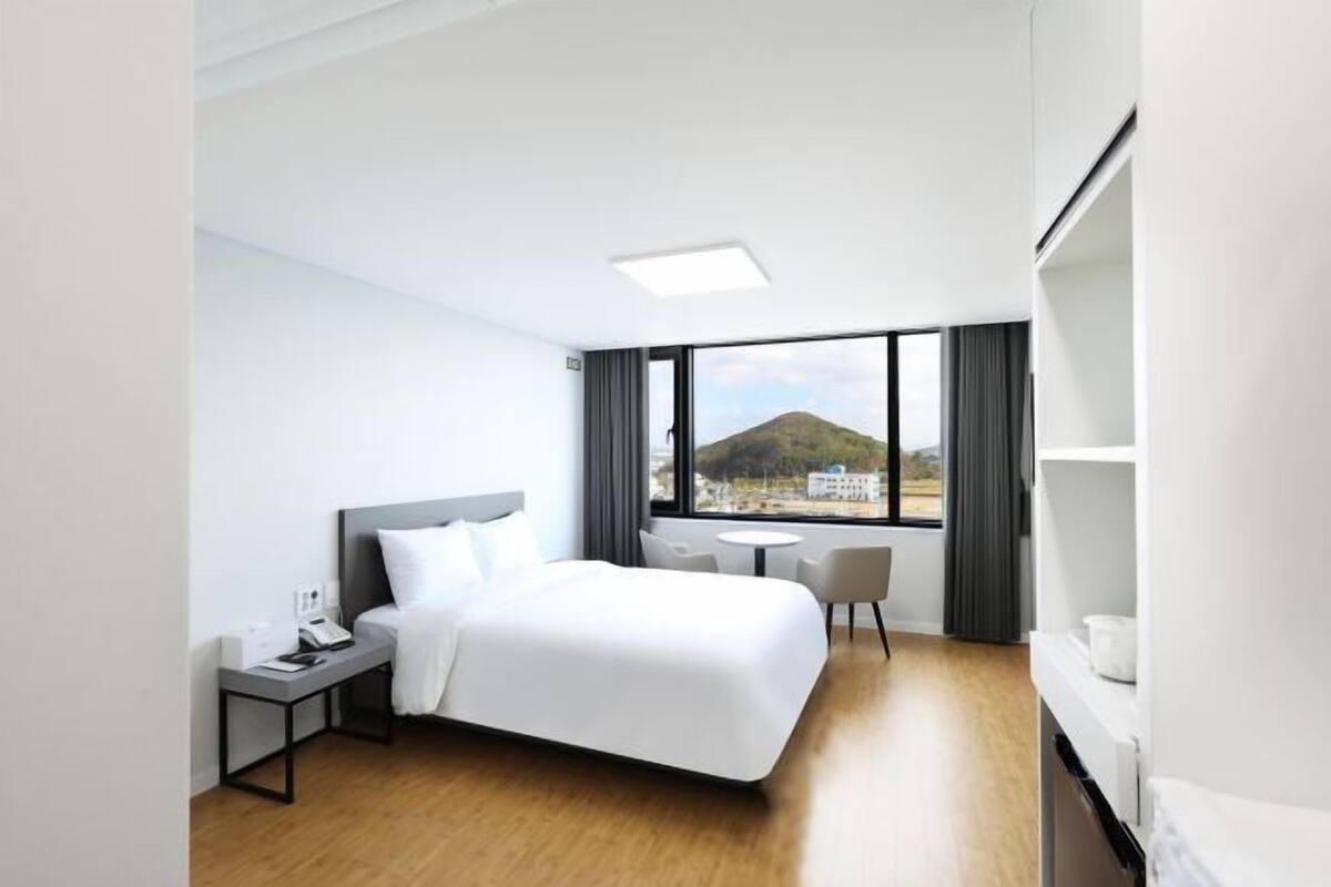 Ropa de cama hipoalergénica, cortinas opacas, sistema de insonorización