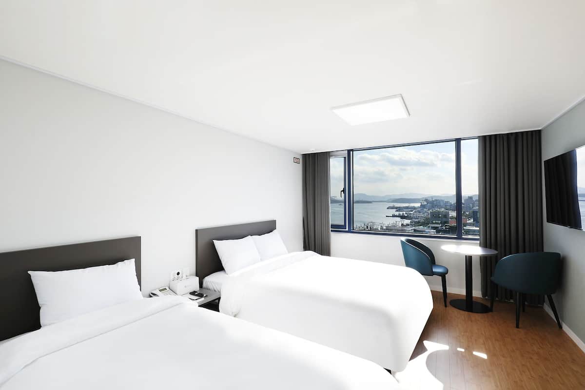 2 habitaciones, ropa de cama hipoalergénica y cortinas blackout