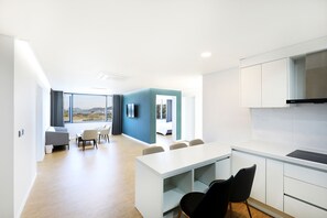 Suite Royal (Infinity Pool inluded) | Área de sala de estar | Televisión LCD de 50 pulgadas con canales vía satélite 